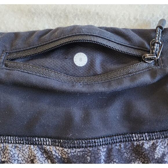 Lululemon Speed Up Shorts Size 8 Low Rise 2.5" Fleur De Leaf Black Multi Print - Picture 4 of 4